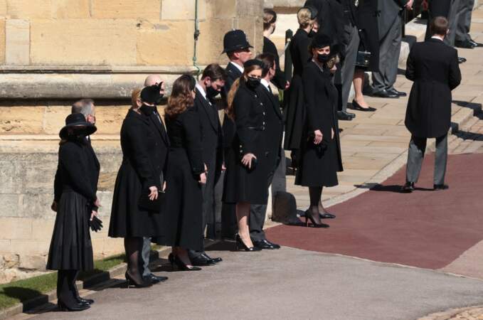 Les membres de la famille royale d'Angleterre rendent hommage au prince Philip en gardant la tête baissée pour marquer le deuil au château de Windsor