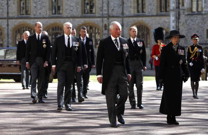 Le prince Charles, la princesse Anne, le prince William, le prince Andrew, Edward de Wessex derrière le cercueil du prince Philip