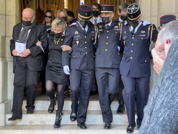 Patrick Laroche-Joubert, avec son épouse Isabelle Deschamps de Paillette, et des pompiers, aux obsèques d'Andreas Laroche-Joubert, à Neuilly-sur-Seine, ce 19 avril 2021.