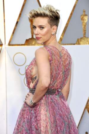 Scarlett Johansson et sa coupe sexy rock aux Oscars 2017