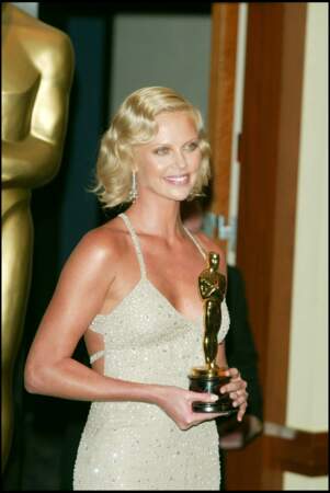 Charlize Theron et son carré court cranté, aux Oscars 2004