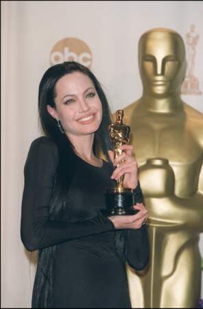 L'ultra longueur néo gothique d'Angelina Jolie aux Oscars en 2000