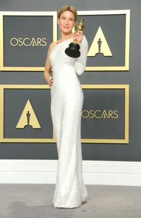 Renée Zellweger souligne sa silhouette en robe ivoire Armani Privé aux Oscars 2020 