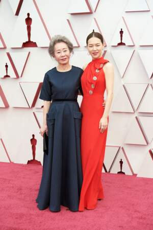 Youn Yuh-jung et Yeri Han en robe rouge Louis Vuitton lors de la 93e cérémonie des Oscars le 25 avril 2021.