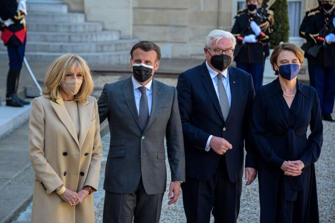 Le président de la République française Emmanuel Macron et sa femme, la première Dame, Brigitte Macron reçoivent le président de la République fédérale d'Allemagne, Frank-Walter Steinmeier et sa femme, la première Dame Elke Buedenbender à l'occasion d'un déjeuner à l'Elysée à Paris, le 26 avril 2021