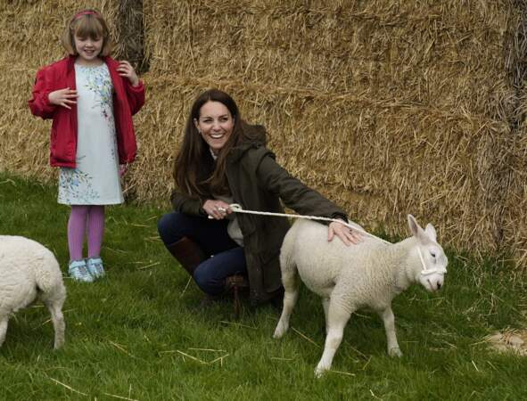 La duchesse de Cambridge Kate Middleton en visite dans une ferme à Durham, le 27 avril 2021

