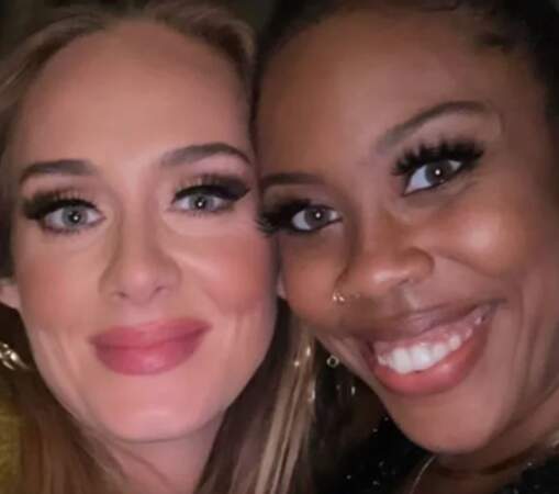 Visage fin, faux cils et blush bonne mine, Adele pose tout sourire avec son amie Amber Chardae Robinson après la cérémonie des Oscars 2021.