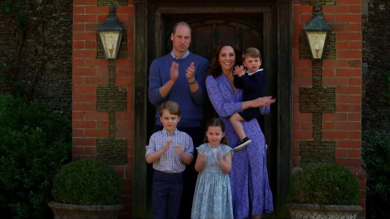 Kate Middleton, le prince William et leurs trois enfants, George, Charlotte et Louis devant chez eux pour applaudir le personnel soignant, le 23 avril 2020