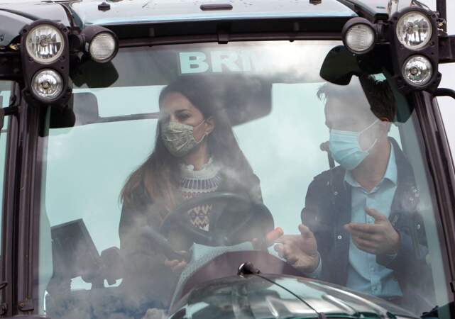 Kate Middleton à bord d'un tracteur, en visite dans une ferme à Durham, le 27 avril 2021

