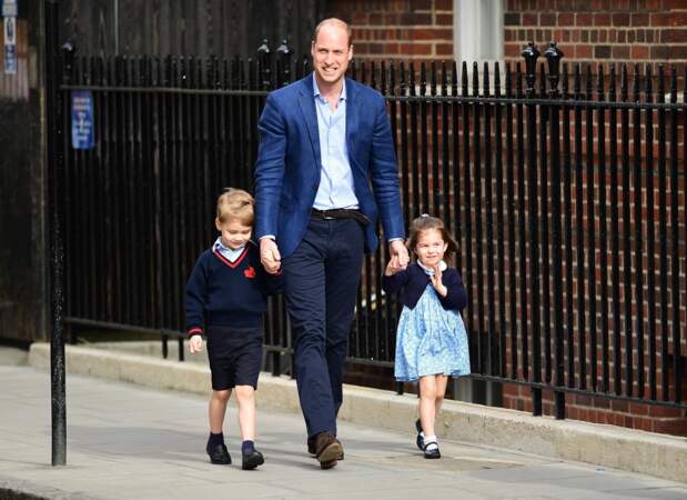 Le prince William arrive avec ses enfants le prince George et la princesse Charlotte à l'hôpital St Marys à Londres, le 23 avril 2018.