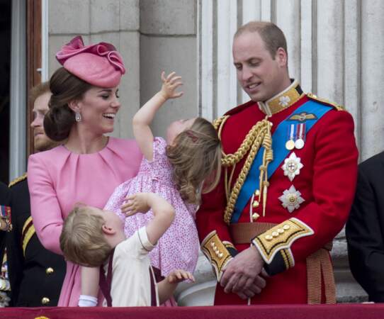 Kate, William, et la princesse Charlotte au palais de Buckingham pour assister à la parade "Trooping The Colour" à Londres, le 17 juin 2017.