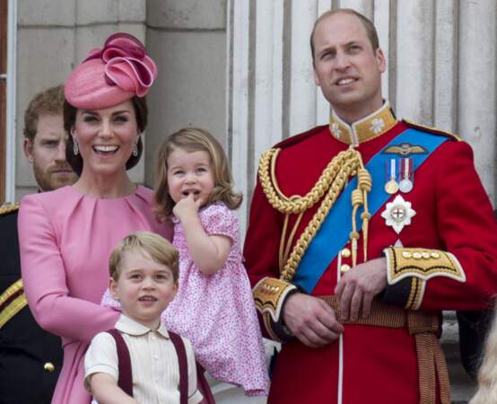 Kate, William, le prince George et la princesse Charlotte au palais de Buckingham pour assister à la parade "Trooping The Colour" à Londres, le 17 juin 2017.