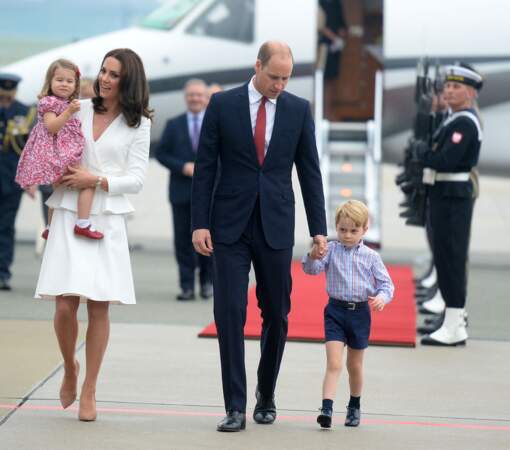 Kate Middleton, le prince William, George et Charlotte à leur arrivée à l'aéroport Chopin à Varsovie, le 17 juillet 2017 