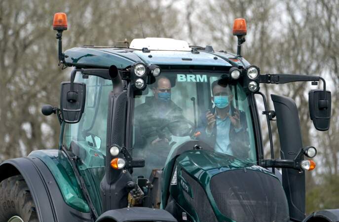 La duchesse de Cambridge est montée à bord d'un tracteur, lors de leur visite dans une ferme à Durham, le 27 avril 2021


