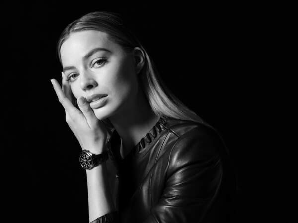 Margot Robbie devient le nouveau visage de la montre J12 de Chanel.