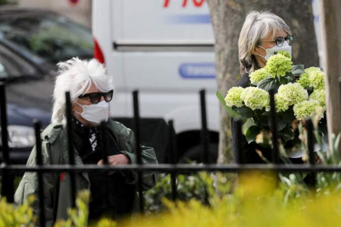 Catherine Lara et sa compagne Samantha aux obsèques de Yves Rénier.