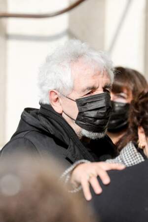 Daniel Angeli caché sous un masque noir aux obsèques de Yves Rénier.