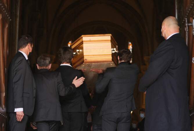 Entrée du cercueil de Yves Rénier.
