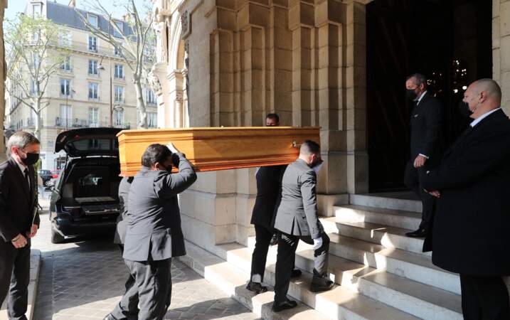 Arrivée du cercueil d'Yves Rénier en l'église de Neuilly-sur-Seine ce 30 avril.