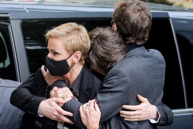 Karin Rénier très émue, épaulée par ses deux fils Oscar et Jules aux obsèques d'Yves Rénier.