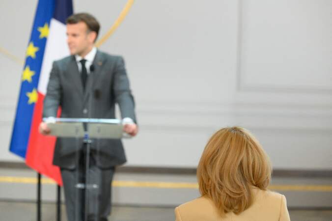 Brigitte Macron au 1er rang pour écouter son mari