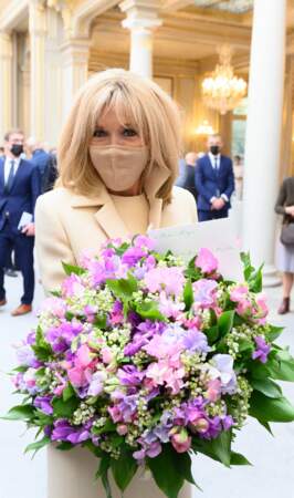 Brigitte Macron élégante et fleurie