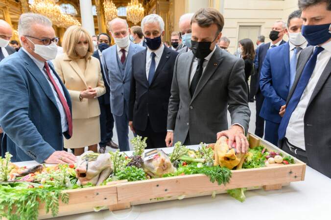 Brigitte et Emmanuel Macron découvrent un buffet représentant l’éventail des filières alimentaires.