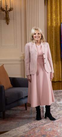 Jill Biden en veste et robe rose poudrées assorties, le 20 février 2021, à Washington.