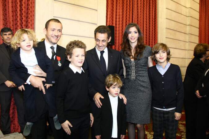 Dany Boon, décoré de la legion d'honneur, avec Yaël et ses quatre aînés Mehdi, Noé, Elia et Eytan, le 10 novembre 2009. En présence de Nicolas Sarkozy