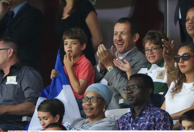 Dany Boon et son fils Eytan pour le match amical qui oppose la France à la Jamaïque au stade Pierre Mauroy à Lille, le 8 juin 2014.