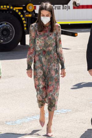 La reine Letizia d'Espagne recycle une des ses robes fleuries fétiches à Madrid, le 5 mai 2021