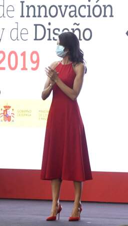 Letizia d'Espagne en robe rouge sans manche Carolina Herrera à Valence, Espagne, le 3 juillet 2020.
