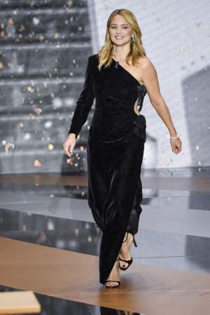 Virginie Efira en robe longue noire asymétrique et fendue, parfaite pour affiner la silhouette, le 12 mars 2021.
