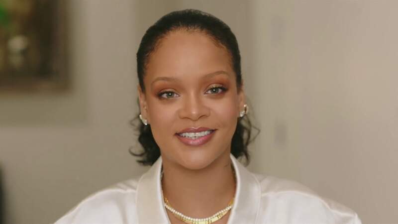 Rihanna avec un petit carré ondulé qu'elle attache souvent en queue de cheval, le 31 juillet 2020.