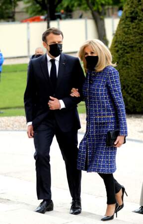 Brigitte Macron ultra chic en manteau long en tweed bleu, pantalon cigarette, talons hauts et pochette siglée pour le bicentenaire de la mort de Napoléon 1er, le 5 mai 2021