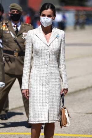 La reine Letizia d'Espagne assiste à la cérémonie de remise du pavillon national, avec une robe e tweed bien connue, le 7 mai 2021. 