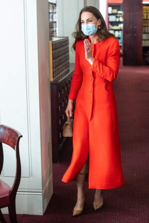 Kate Middleton porte une robe-manteau Eponine London de la collection automne-hiver 2018.