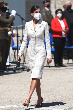 La reine Letizia d'Espagne recycle sa fameuse robe en tweed, le 7 mai 2021. 
