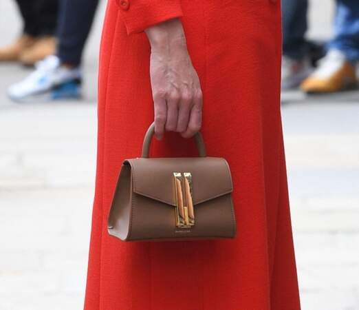 Kate Middleton craque pour un sac à main en cuir DeMellier, la marque fétiche de Meghan Markle.