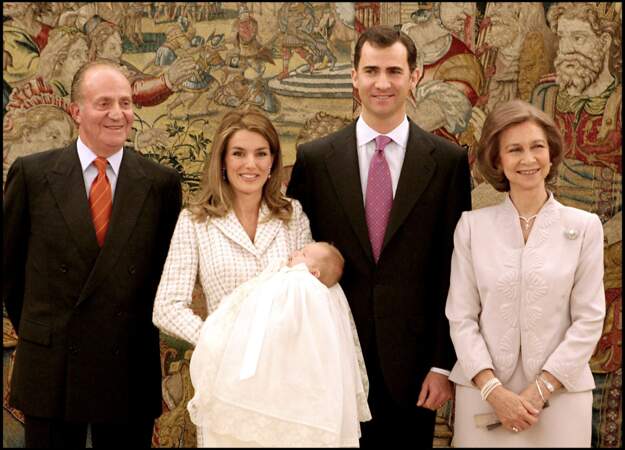 Letizia d'Espagne portait déjà cette robe en 2006 pour le baptême de sa fille Leonor .