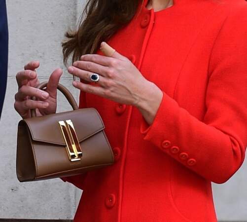 Kate Middleton craque le sac à main Nano Montreal de DeMellier, la marque fétiche de Meghan Markle.