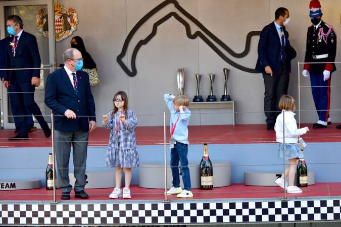 Le prince Albert II de Monaco et ses enfants sur le podium du E-Prix De Monaco 2021