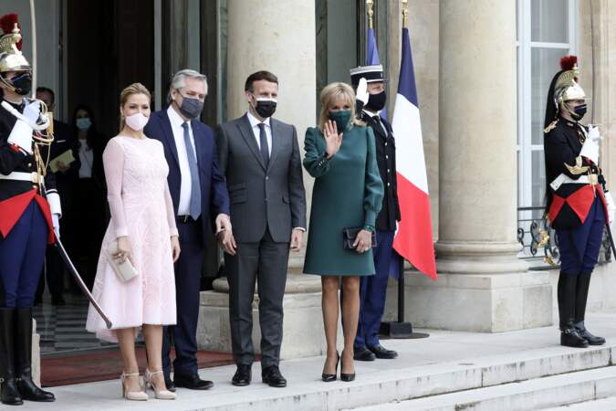 Emmanuel et Brigitte Macron, aux côtés d'Alberto Fernández et son épouse Fabiola Yanez au palais de l'Élysée ce 12 mai à Paris 