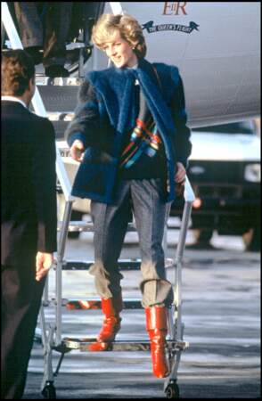 Lady Diana : Résolument moderne en blouson de fourrure teintée, pantalon boyish et bottes en cuir rouge.