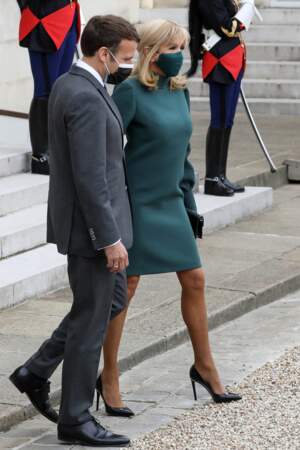 Emmanuel et Brigitte Macron dans les escaliers de la cour de l'Élysée ce mercredi 12 mai 