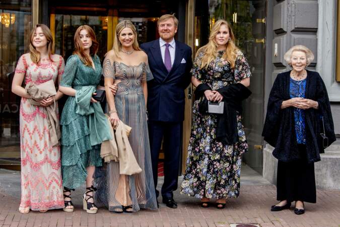 La reine Maxima, son mari le roi Willem-Alexander des Pays-Bas,  leurs trois filles et la princesse Beatrix, ancienne reine des Pays-Bas, à Amsterdam, le 12 mai 2021. 