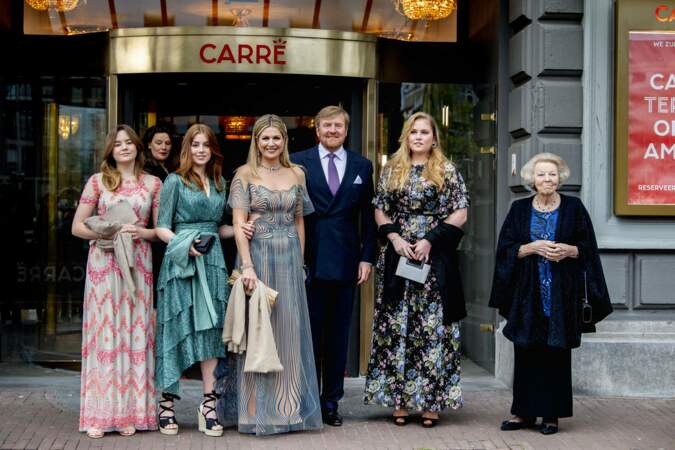 Le couple royal des Pays-Bas avec leurs filles Amalia, Alexia et Ariane, mais également avec la princesse Beatrix, à Amsterdam, le 12 mai 2021. 