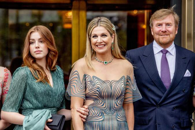 La reine Maxima et le roi Willem-Alexander des Pays-Bas avec la princesse Alexia, qui portait une robe verte signée Maje, à Amsterdam, le 12 mai 2021.