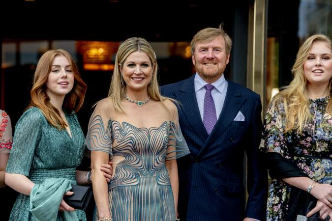 La reine Maxima et le roi Willem-Alexander des Pays-Bas avec leurs deux filles aînées, la princesse Amalia et la princesse Alexia, à Amsterdam, le 12 mai 2021. 