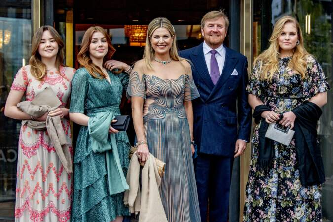 La reine Maxima et le roi Willem-Alexander des Pays-Bas posent avec leurs trois filles devant le théâtre Carre, à Amsterdam, le 12 mai 2021. 